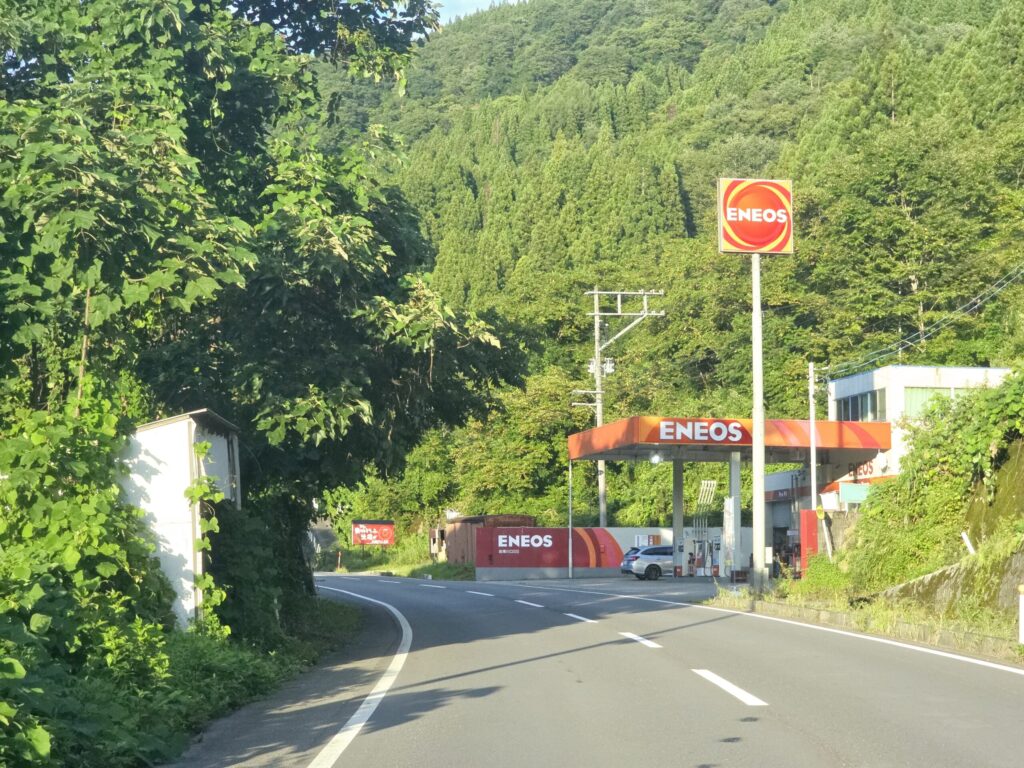 川口・丁字路から約400m付近、阿部石油店前