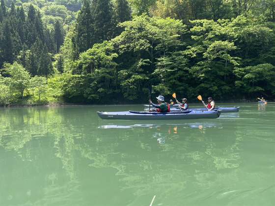 新緑に囲まれた只見川を、家族みんなで漕ぐ