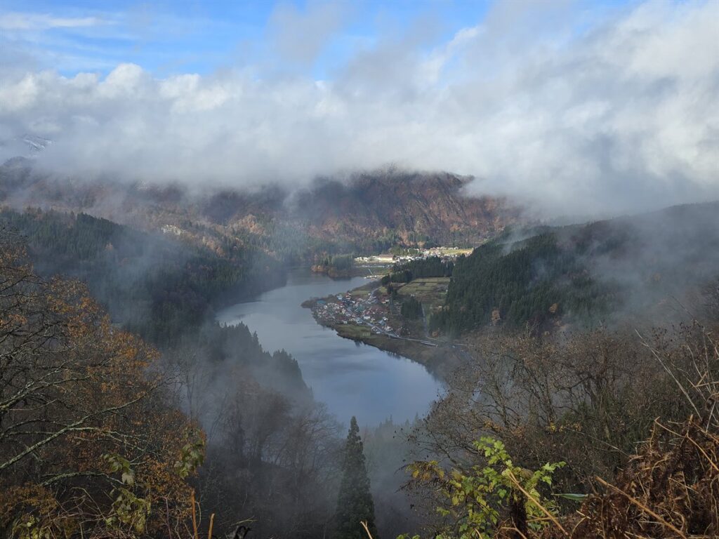 尻吹峠から見下ろした秋の只見川。川面に霧がかかり、両岸の山が色づき始めている